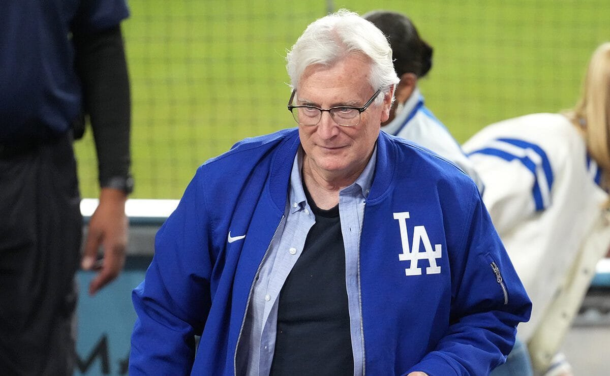 Dodgers chairman Mark Walter becomes Lakers’ majority owner as sale becomes official