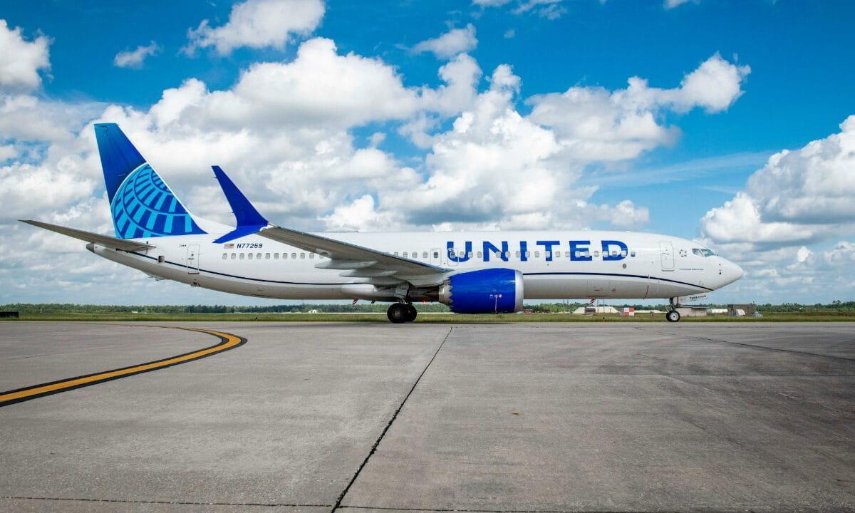 United Airlines flight diverts after windshield cracks at 36,000 feet