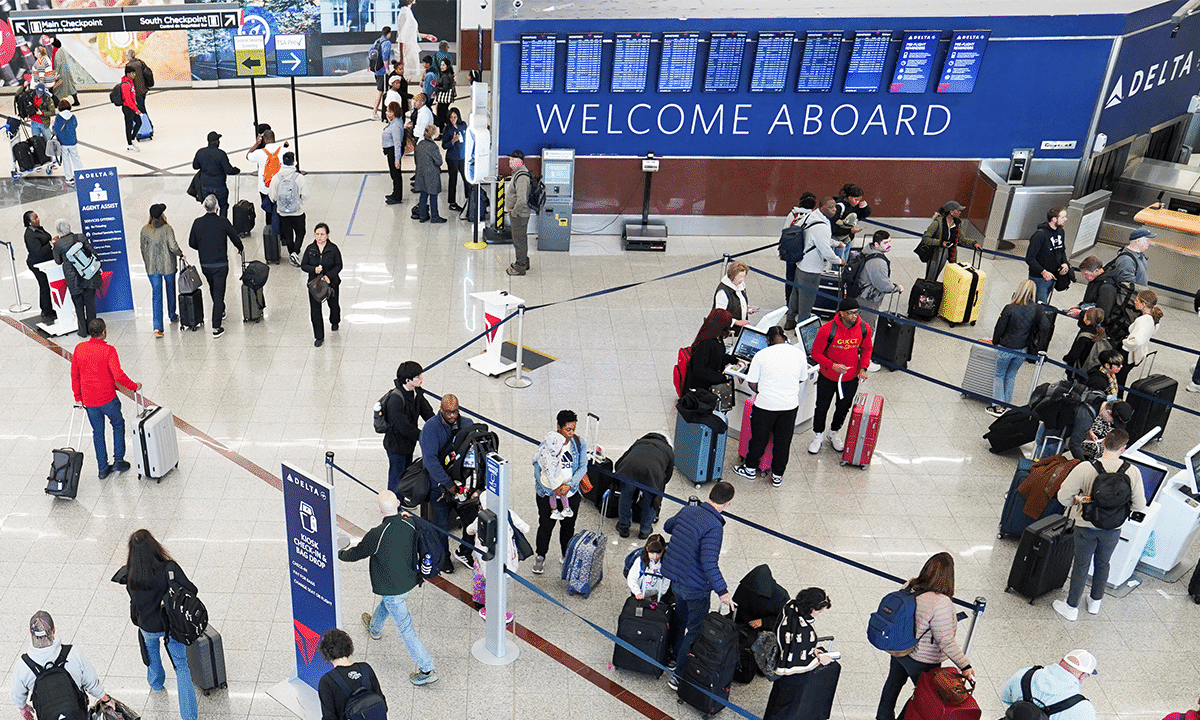 US airlines issue travel waivers, announce cancellations ahead of widespread winter storm