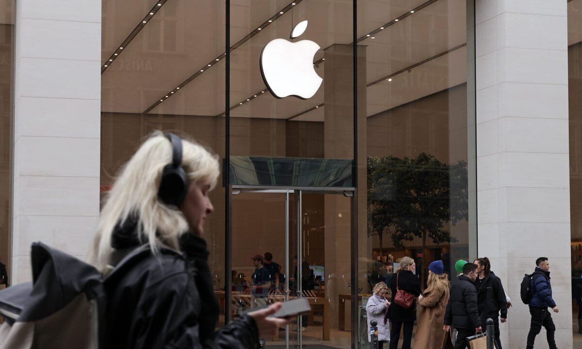 Apple News boosts left-leaning news outlets, shuts out conservative sources: watchdog