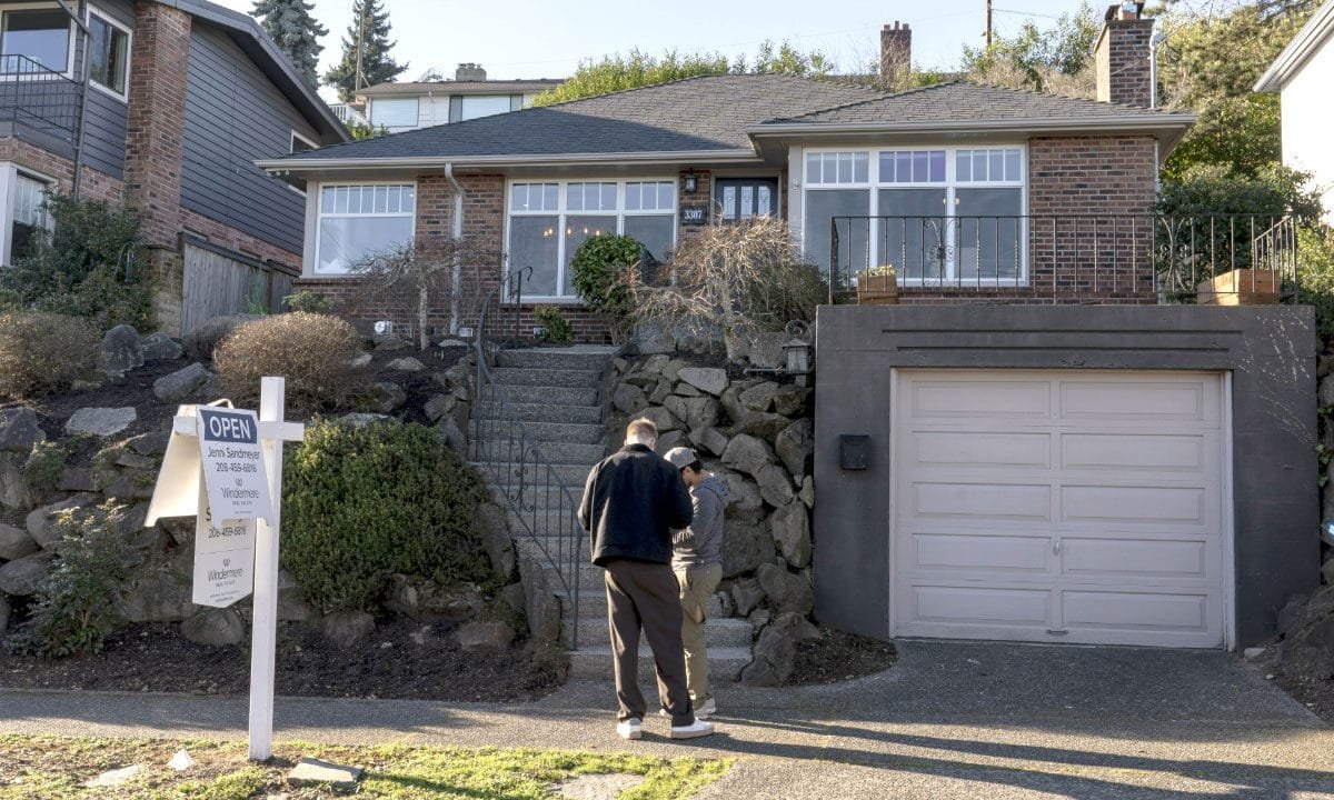 Mortgage rates fall below 6% for first time since 2022