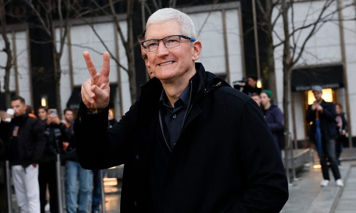 Leadership change at Apple sparks industry and Wall Street reactions as Cook transitions roles