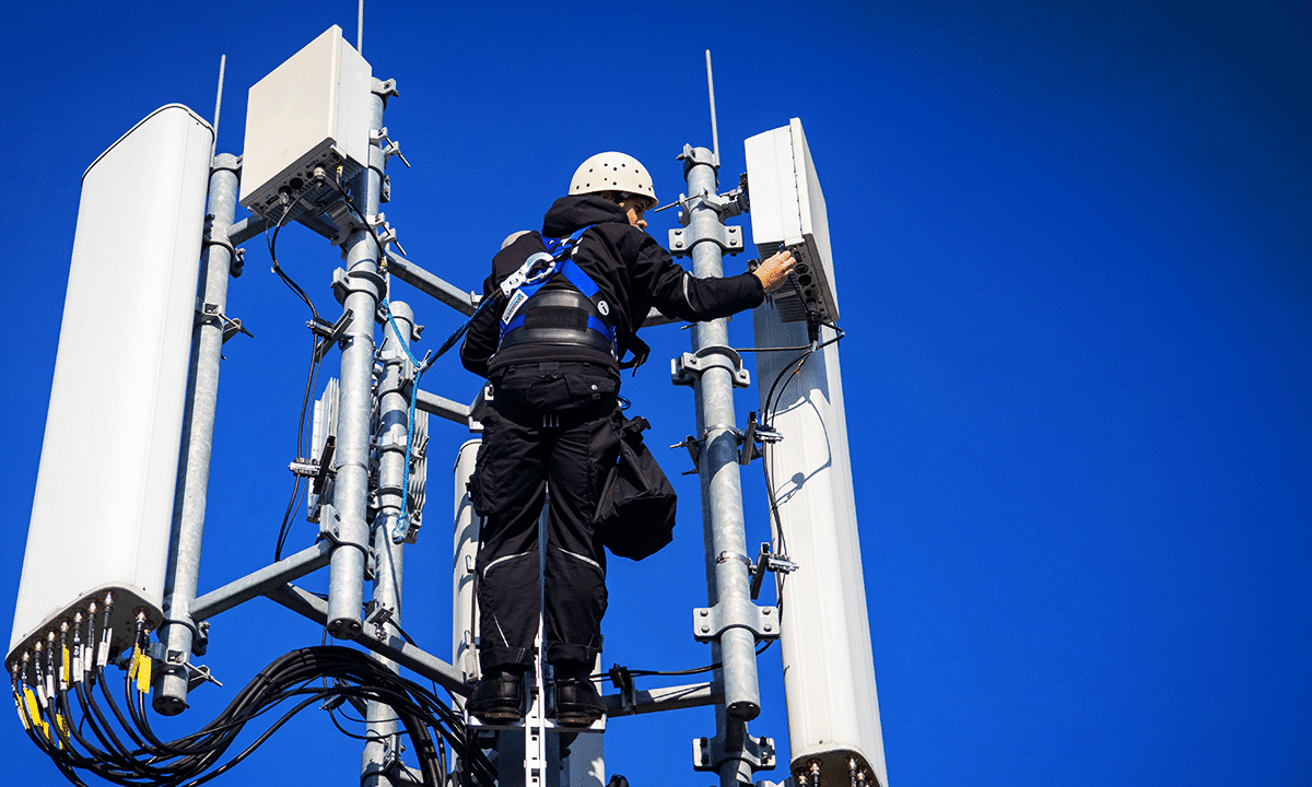 FCC chairman climbs 2,000-foot cell tower to spotlight one of America’s toughest trades