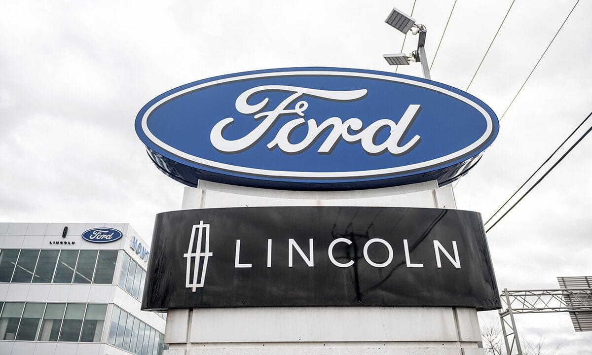 Ford recalls nearly 420,000 Expedition and Lincoln Navigator SUVs over seat belt locking issue