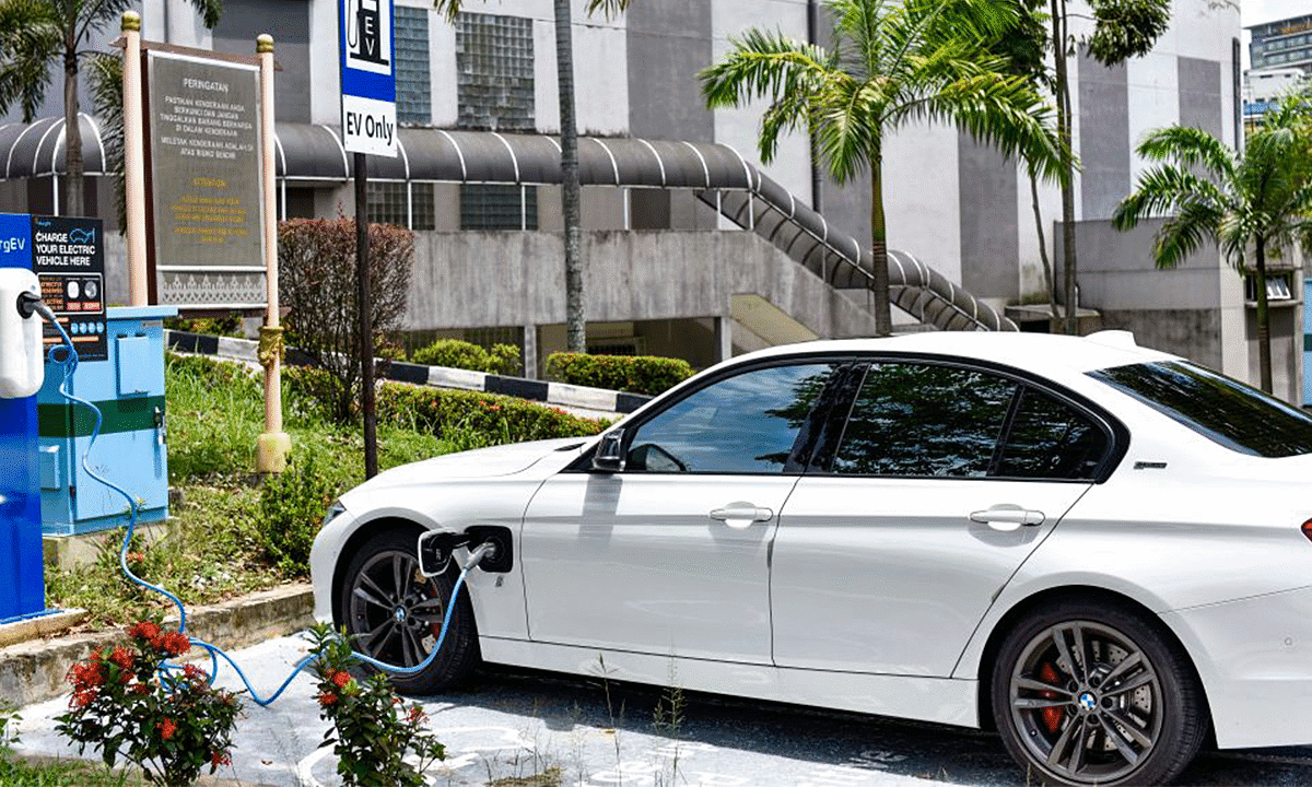 BMW recalls nearly 30K vehicles over engine starter defect that could cause fire